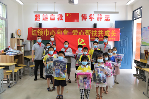 紅領(lǐng)巾心向黨，愛(ài)心幫扶共成長(zhǎng)，開(kāi)展愛(ài)心助學(xué)捐贈(zèng)活動(dòng)